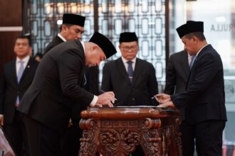 Menteri ESDM Bahlil Lahadalia melantik Direktur Jenderal Minyak dan Gas Bumi (Migas) Achmad Muchtasyar