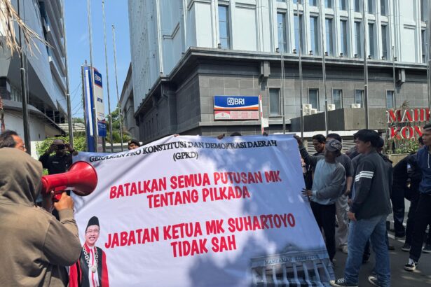 Gerakan Pro Konstitusi dan Demokrasi Daerah (GPKD) melakukan aksi demonstrasi di Gedung Mahkamah Konstitusi