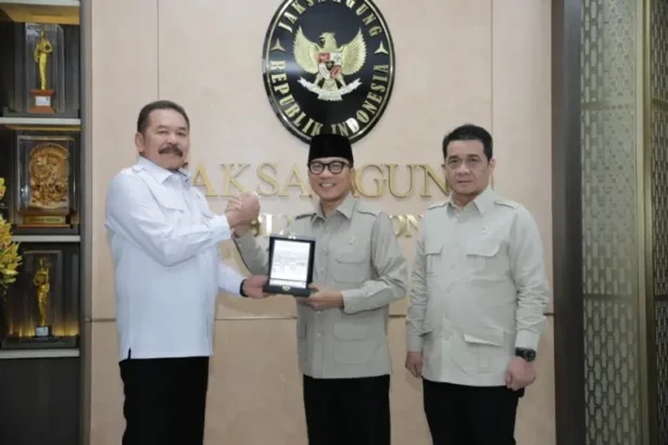 Jaksa Agung ST Burhanuddin menerima kunjungan Menteri Desa dan Pembangunan Daerah Tertinggal (Mendes PDT) Yandri Susanto